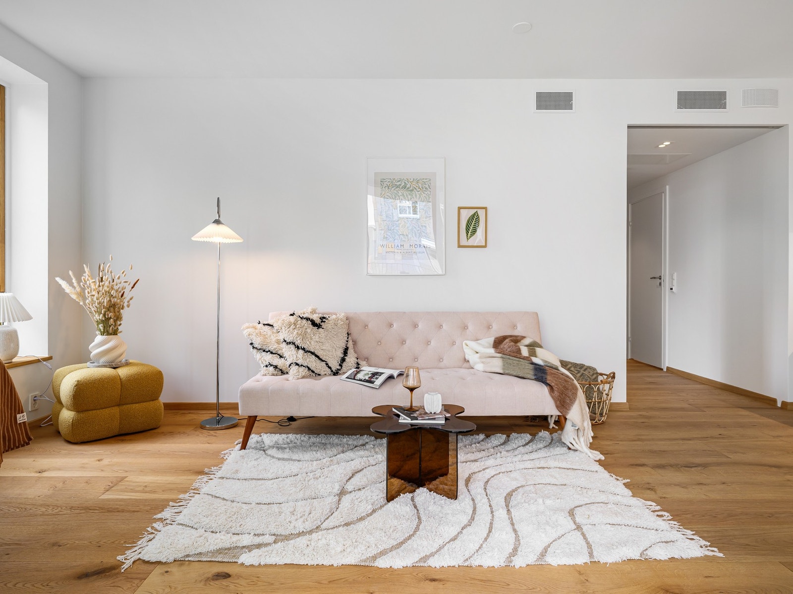 Lys og delikat stue med tidløst interiør og gode møblerings muligheter. Galleribilde