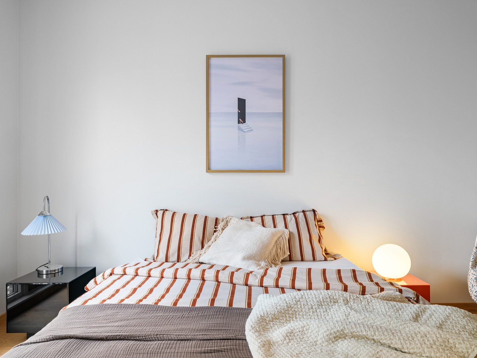 God plass til dobbeltseng med tilhørende møblement. Galleribilde