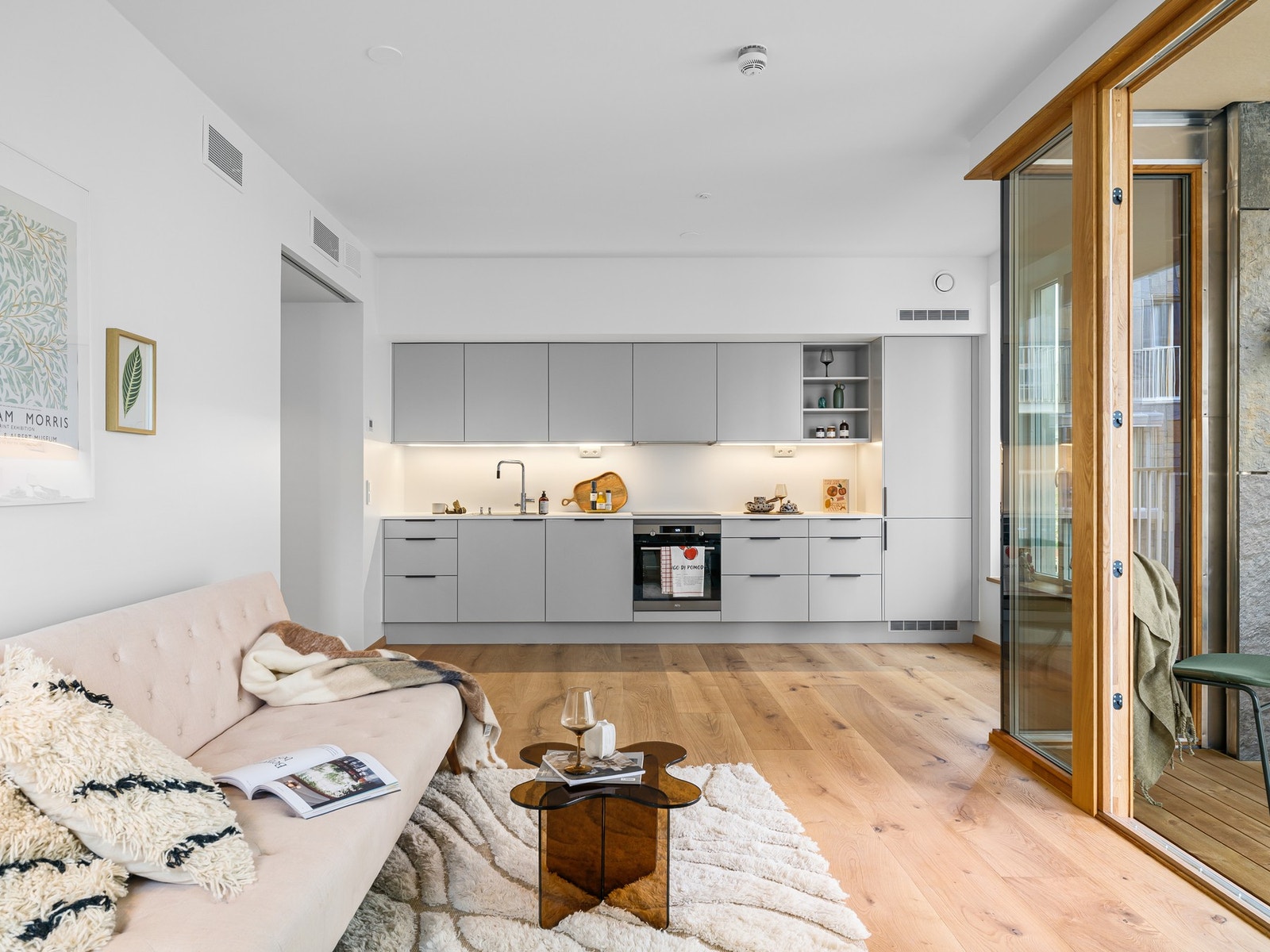 Åpen kjøkken- og stueløsning - luftig og sosialt. Galleribilde