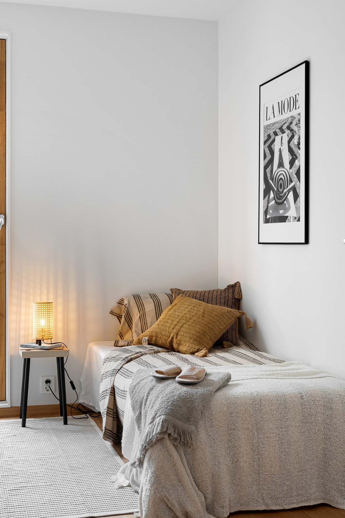 Innbydende detalj fra soverom med moderne interiør og lune tekstilerSoverom med god plass og naturlig flyt mot gang Galleribilde