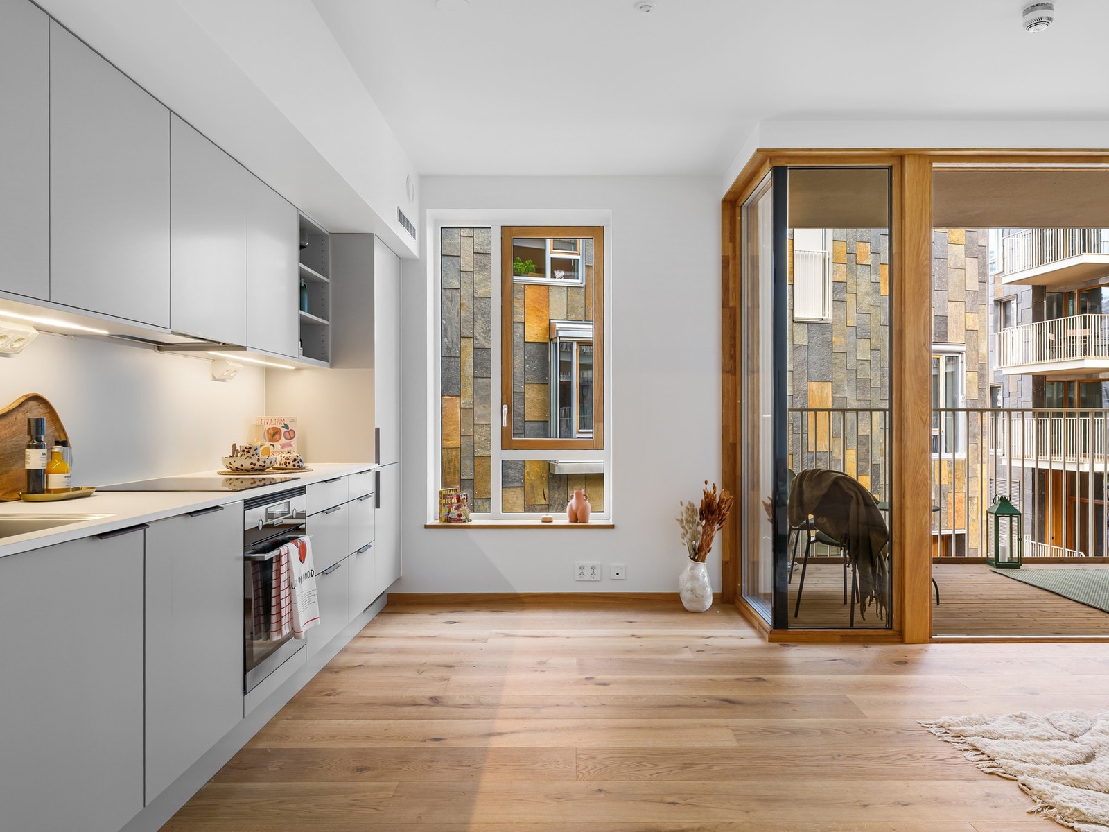 Lyst og moderne kjøkken med integrerte hvitevarer. Galleribilde