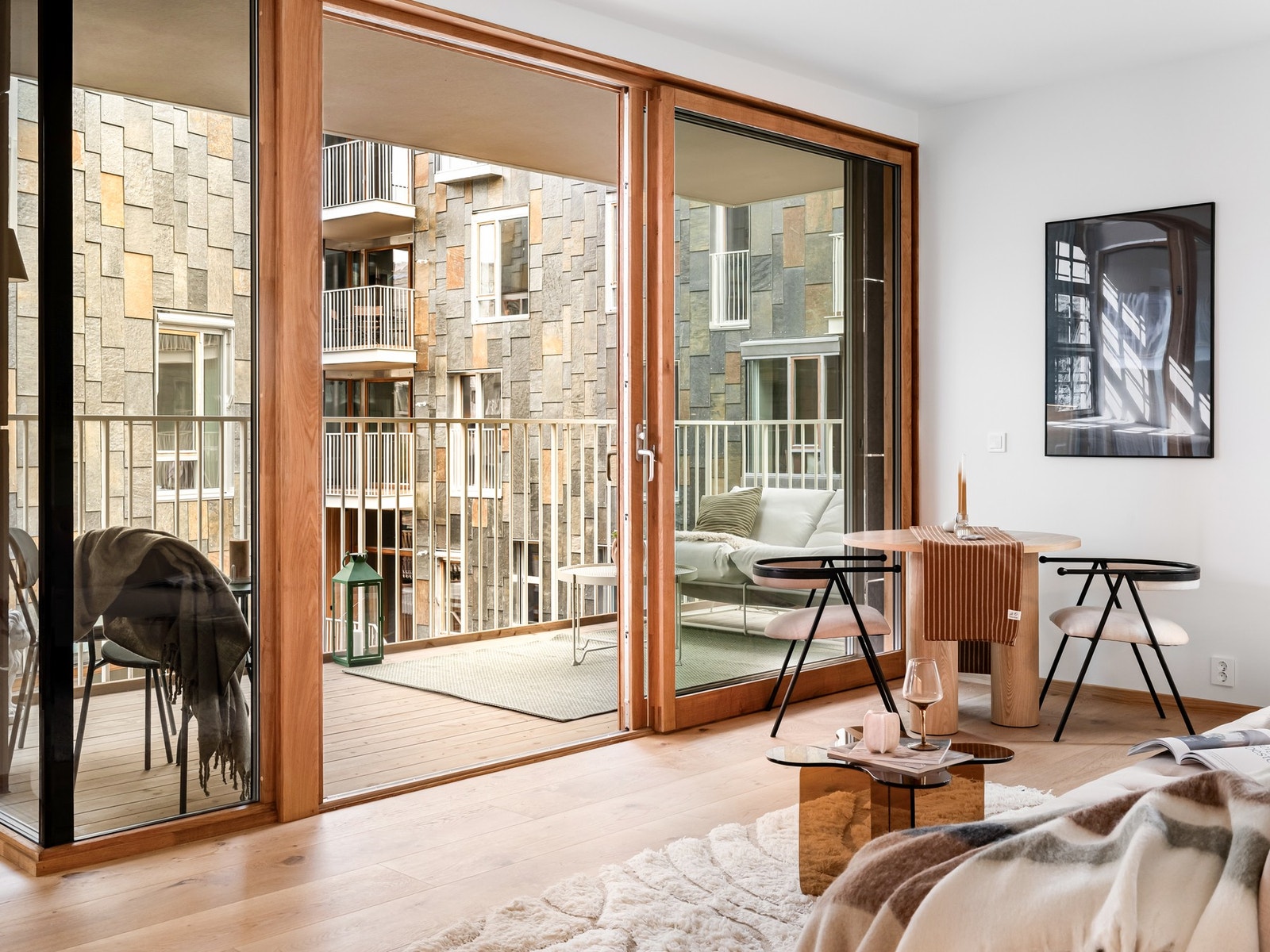 Åpen stueløsning med store vinduer og utgang til balkong Galleribilde