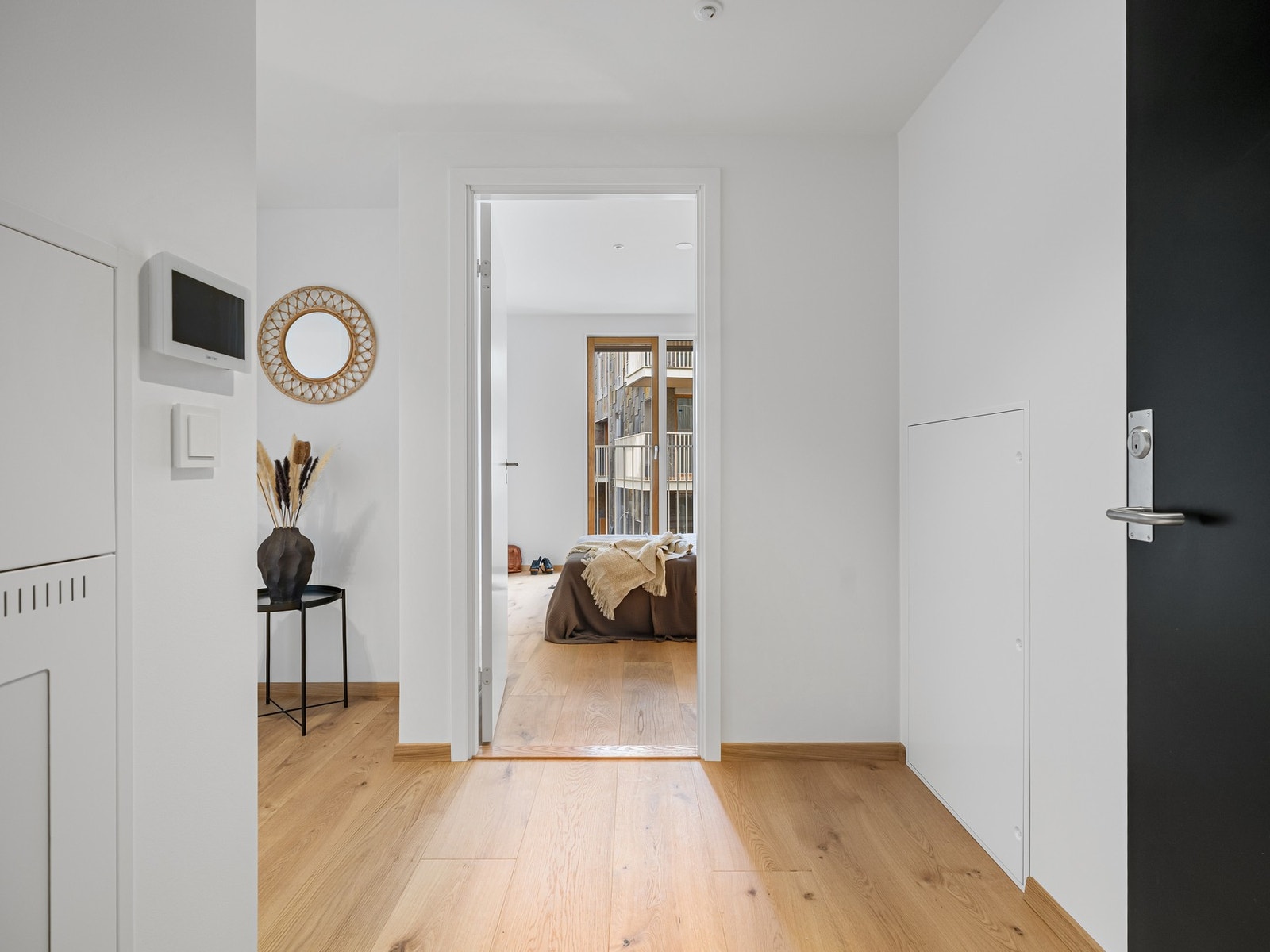 Lys gang med eikegulv og adkomst til begge soverom og stue Galleribilde