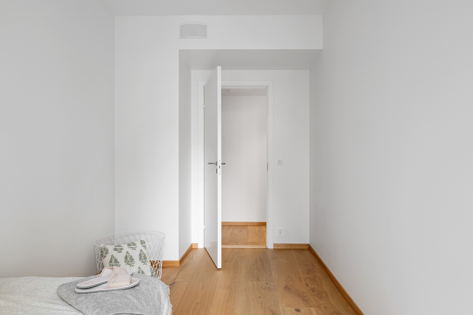 Soverom med god plass og naturlig flyt mot gang Galleribilde