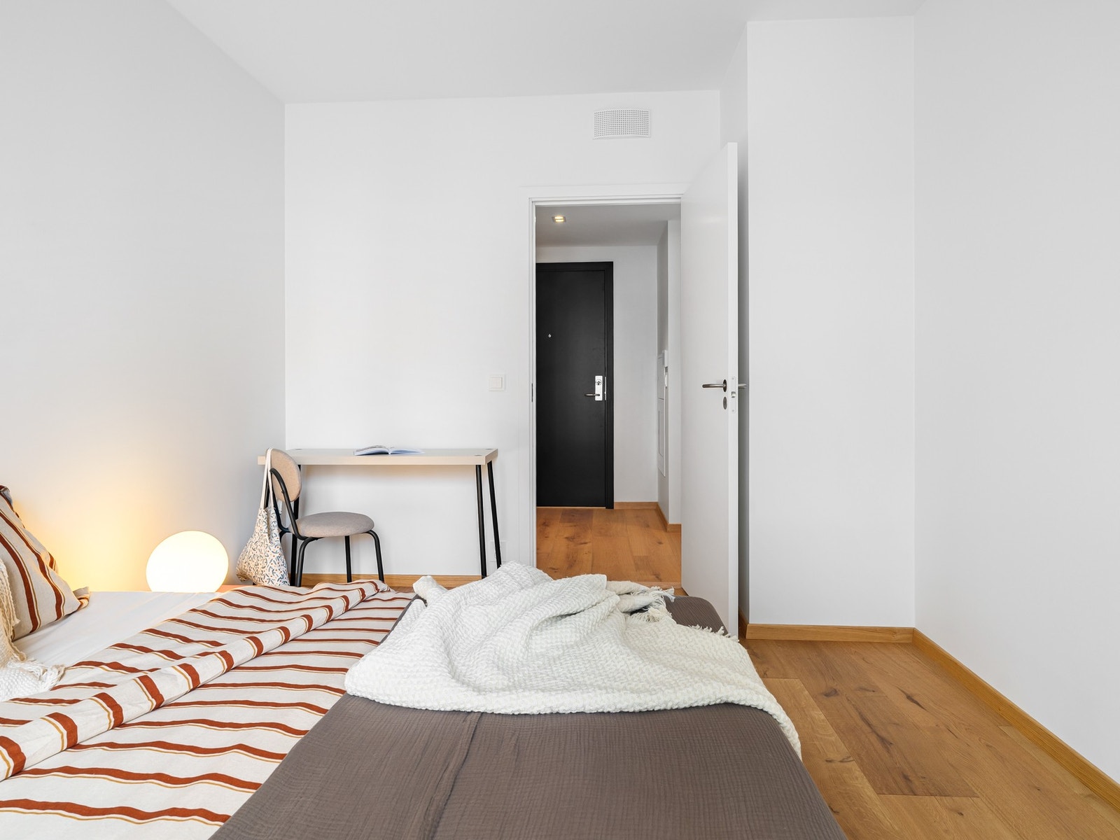 Her er det plass til både garderobe og en arbeidspult hvis man ønsker det. Galleribilde