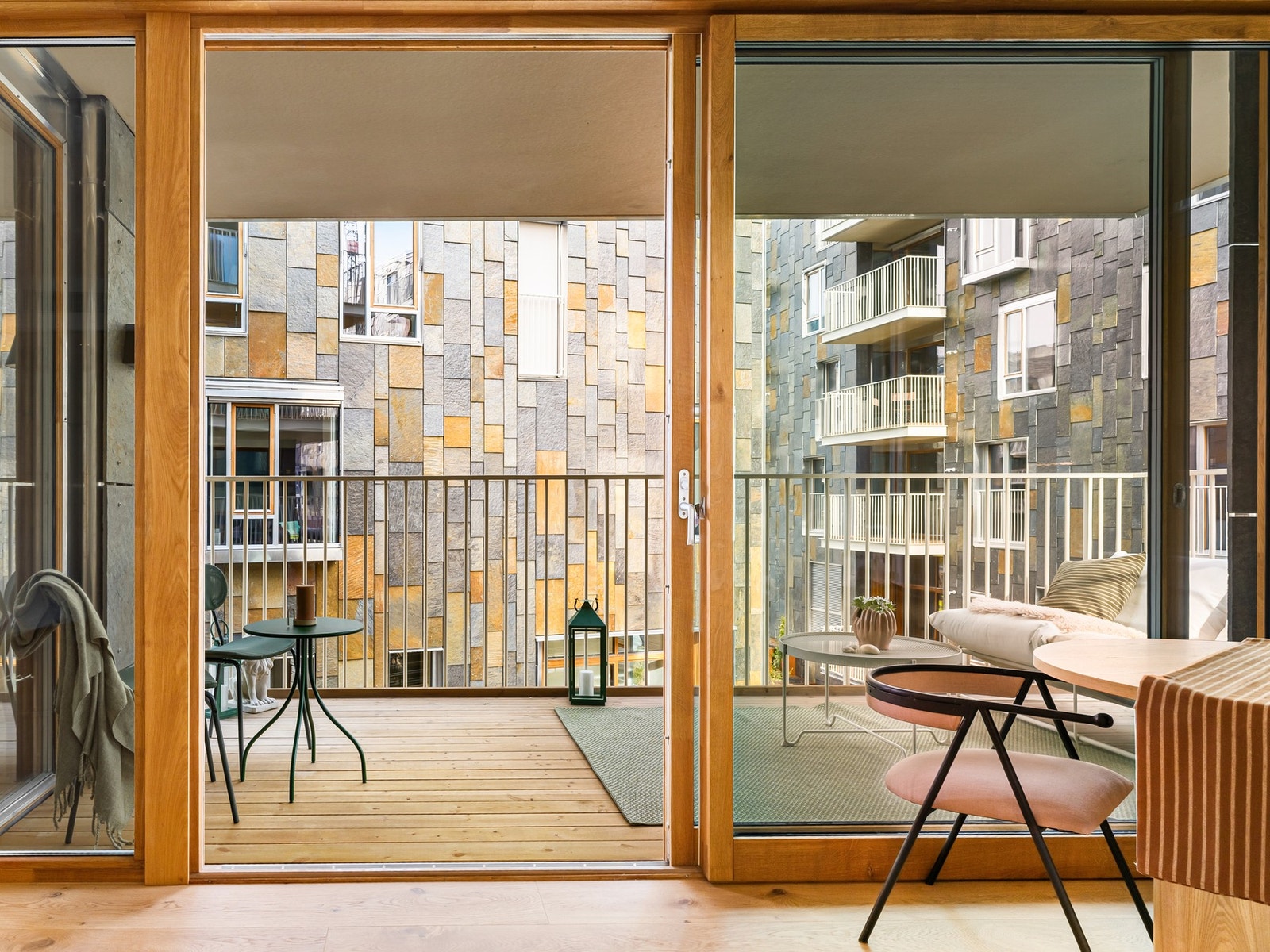 De store skyvedørene fra gulv til tak gir leiligheten et ekslusivt preg. Galleribilde