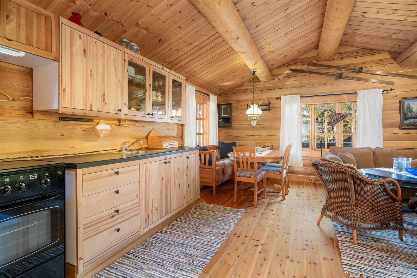 Kjøkkenet har innredning med profilerte fronter og benkeplate av laminat med nedfelt oppvaskkum. Galleribilde