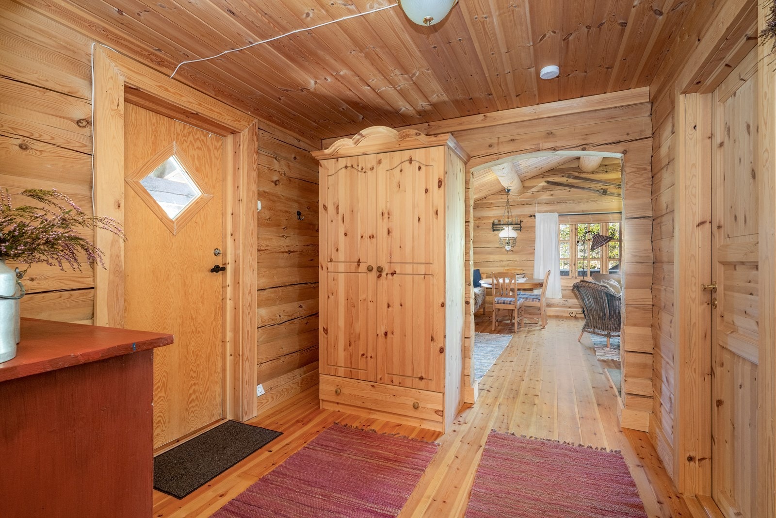 Romslig entré som ønsker velkommen inn! Her er det god plass til å henge fra seg yttertøy i garderobeskap. Galleribilde