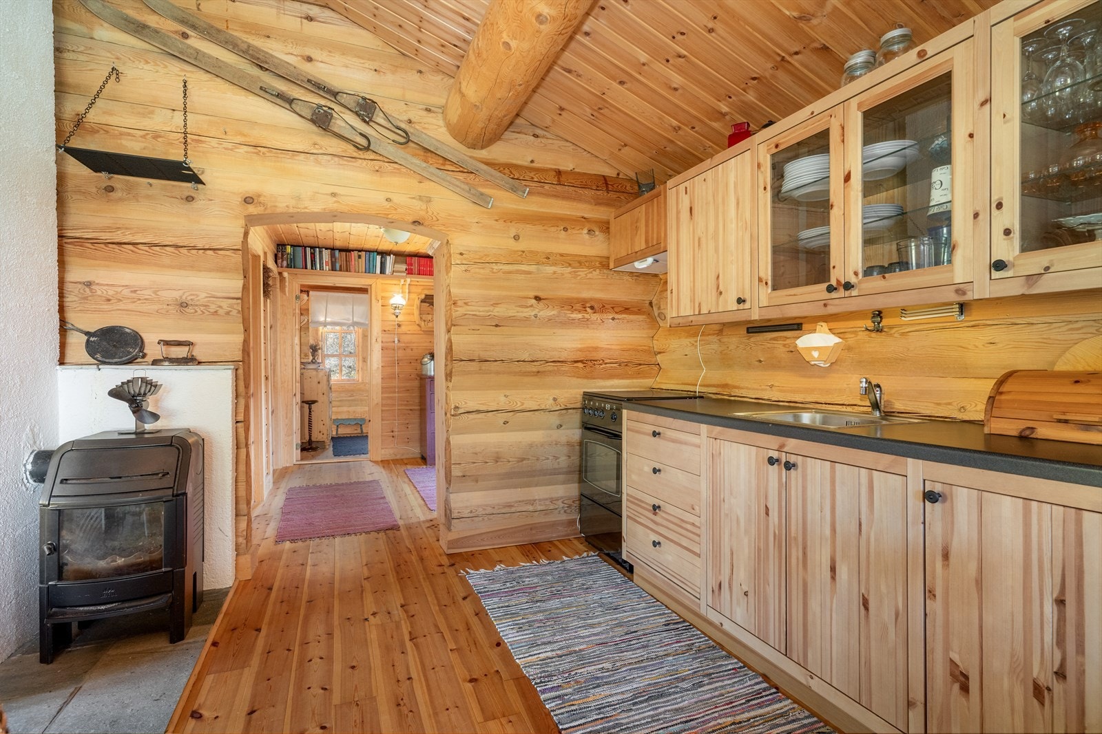 Kjøkkenet har god skapplass. Galleribilde