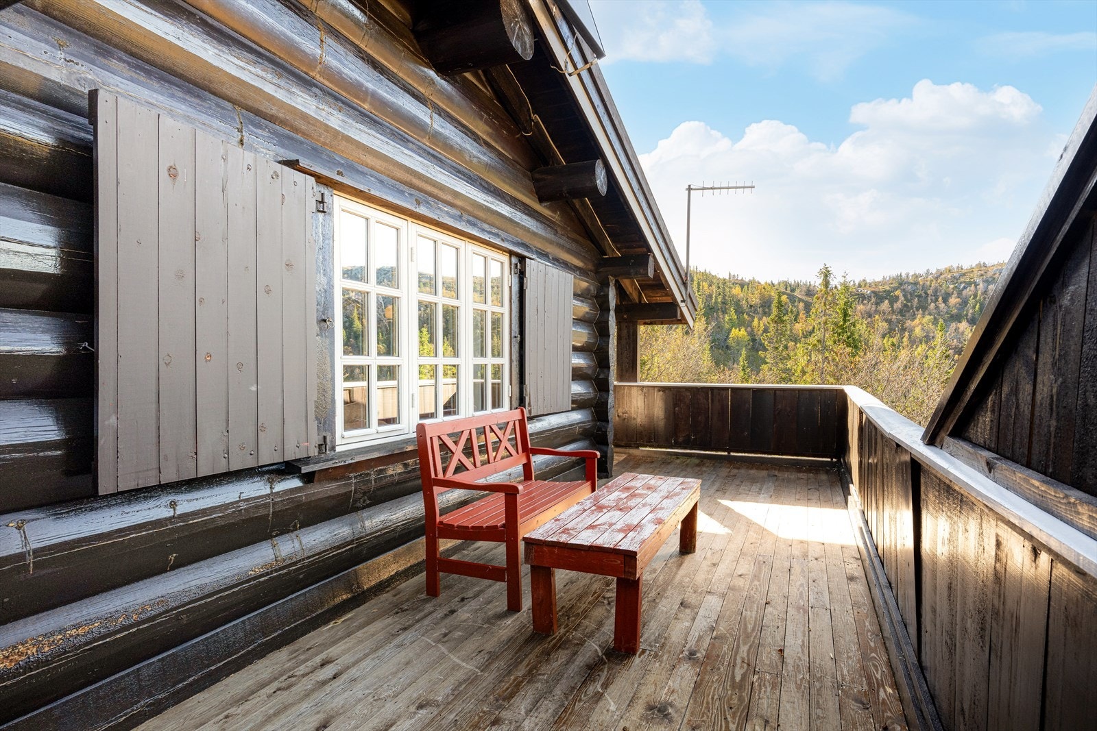 På veranda er det god plass til diverse utemøblement. Galleribilde