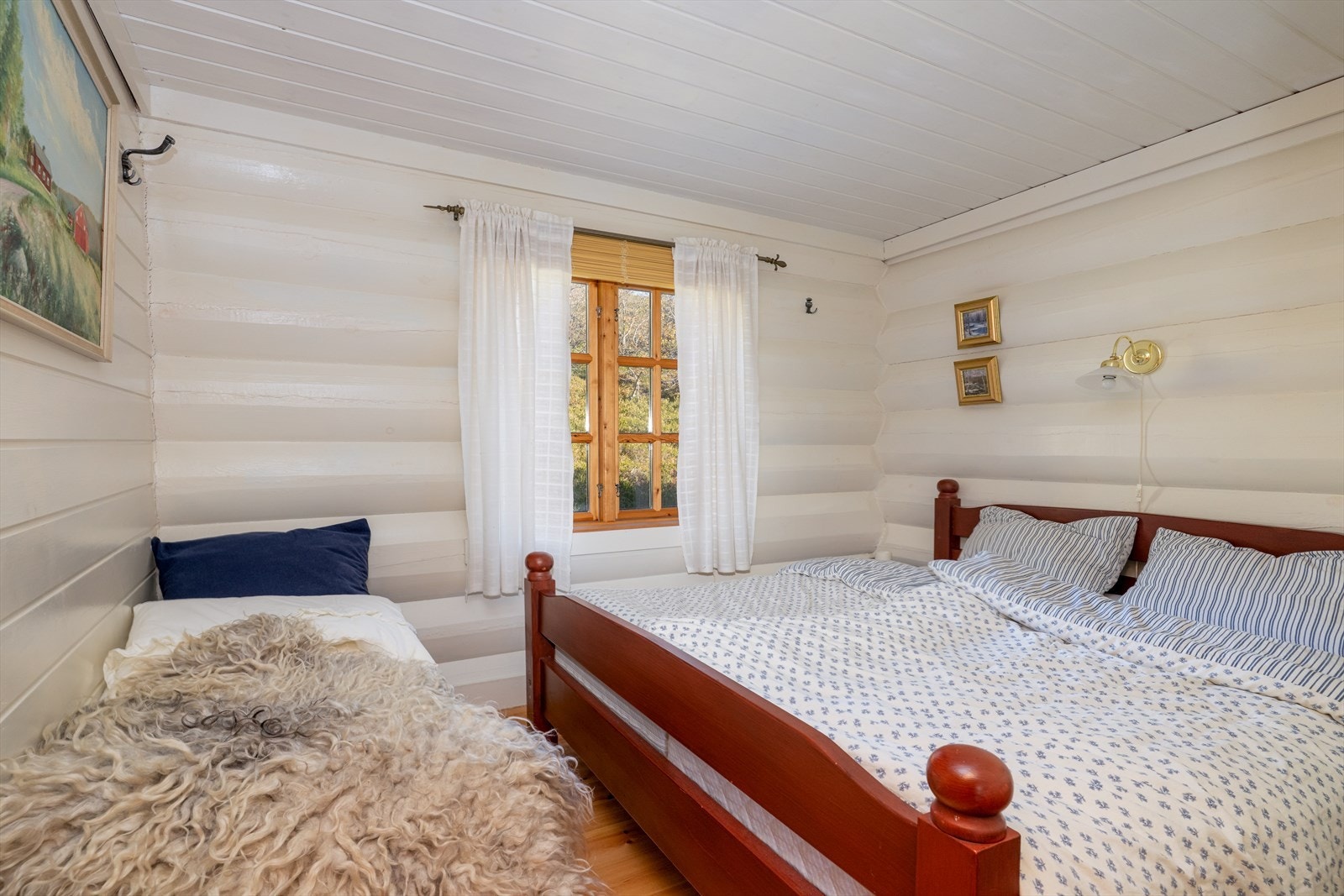 Hytta har to lyse og pene soverom. Hovedsoverommet har god plass til dobbeltseng. Galleribilde