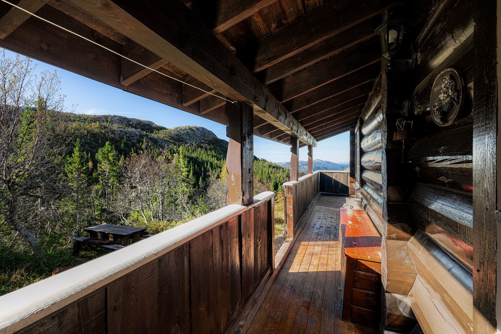 Hytta har delvis overbygget veranda. Galleribilde