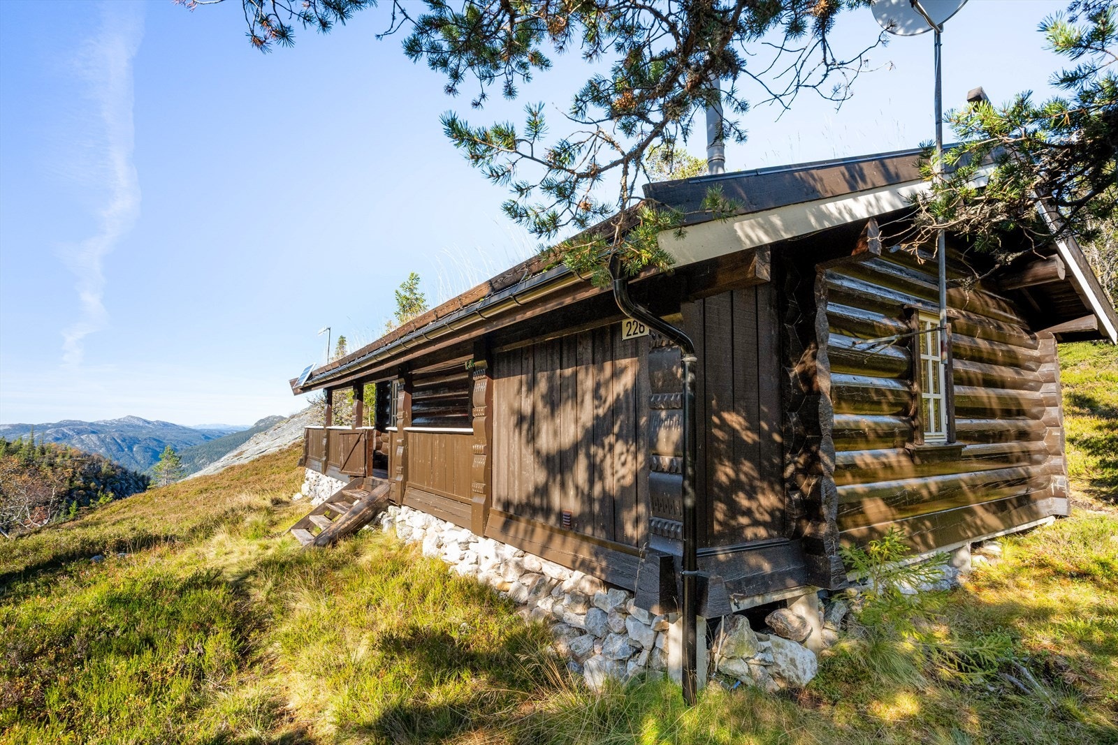 En flott hytte med nydelige turområder rett utenfor døren. Galleribilde