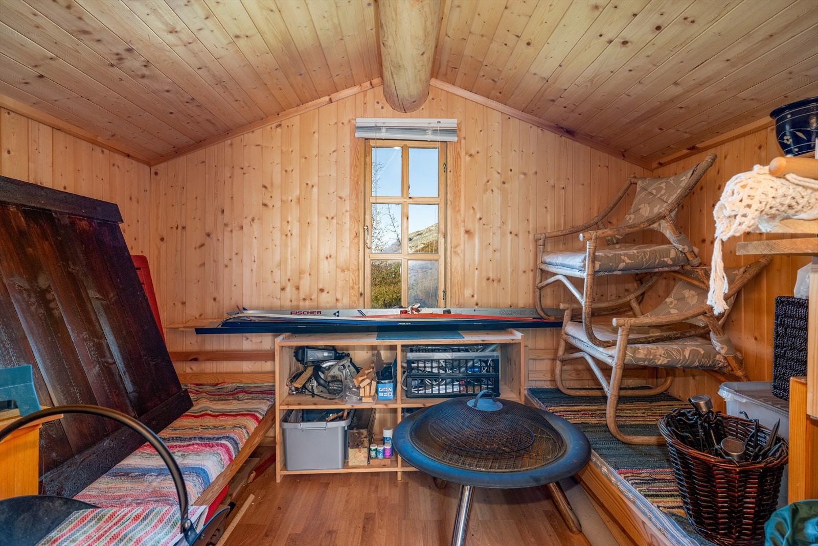 Uthuset er i dag innredet med bodrom og et rom med to sengeplasser. Galleribilde