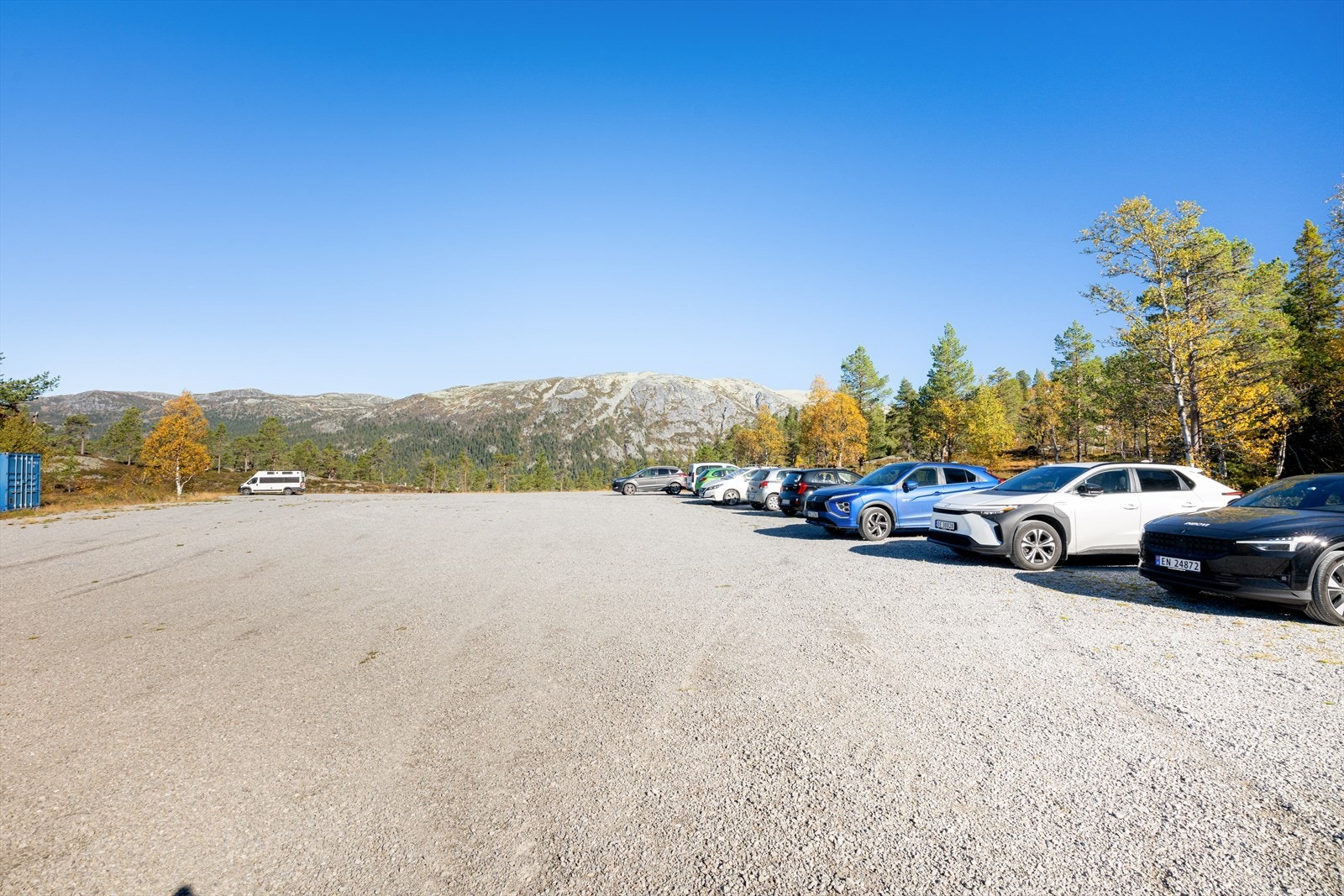 Fra parkeringsplass går det sti opp til hytta. Galleribilde