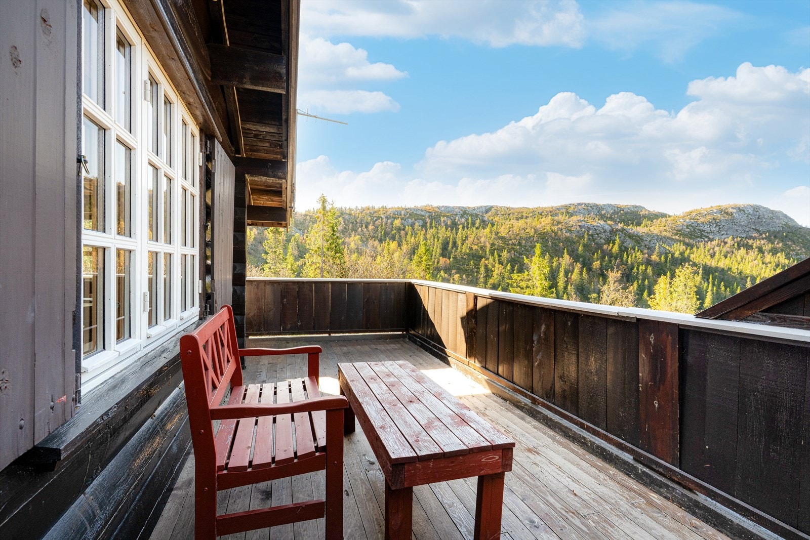 Sjarmerende og velholdt fjellhytte beliggende høyt og fritt ca. 929 moh på Grimås, Seljordsida av Lifjell. Galleribilde