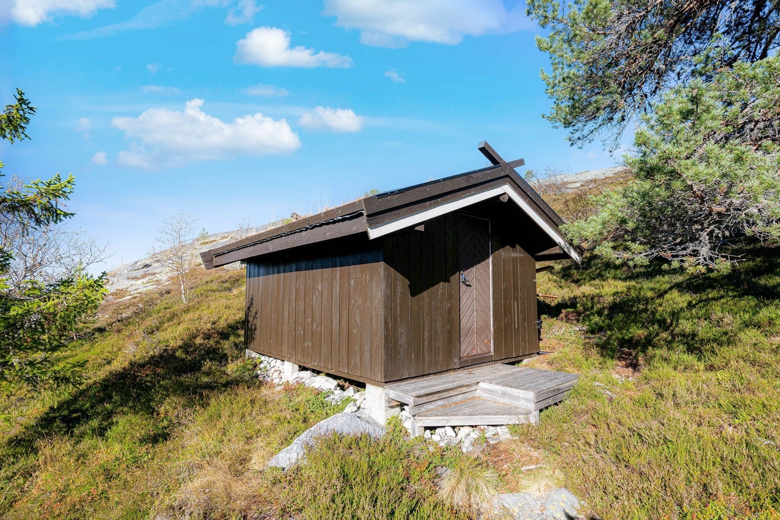 I tillegg er det oppført utebod/uthus på eiendommen. Galleribilde