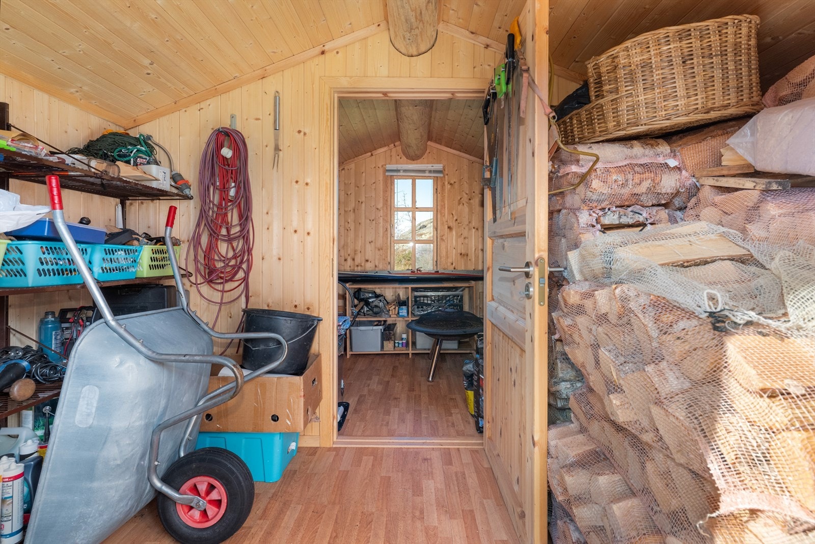 Deler av utebod er innredet som soverom uten at dette er søkt om og uten at eventuell nødvendig godkjennelse er gitt av kommunen eller bortfester. Galleribilde