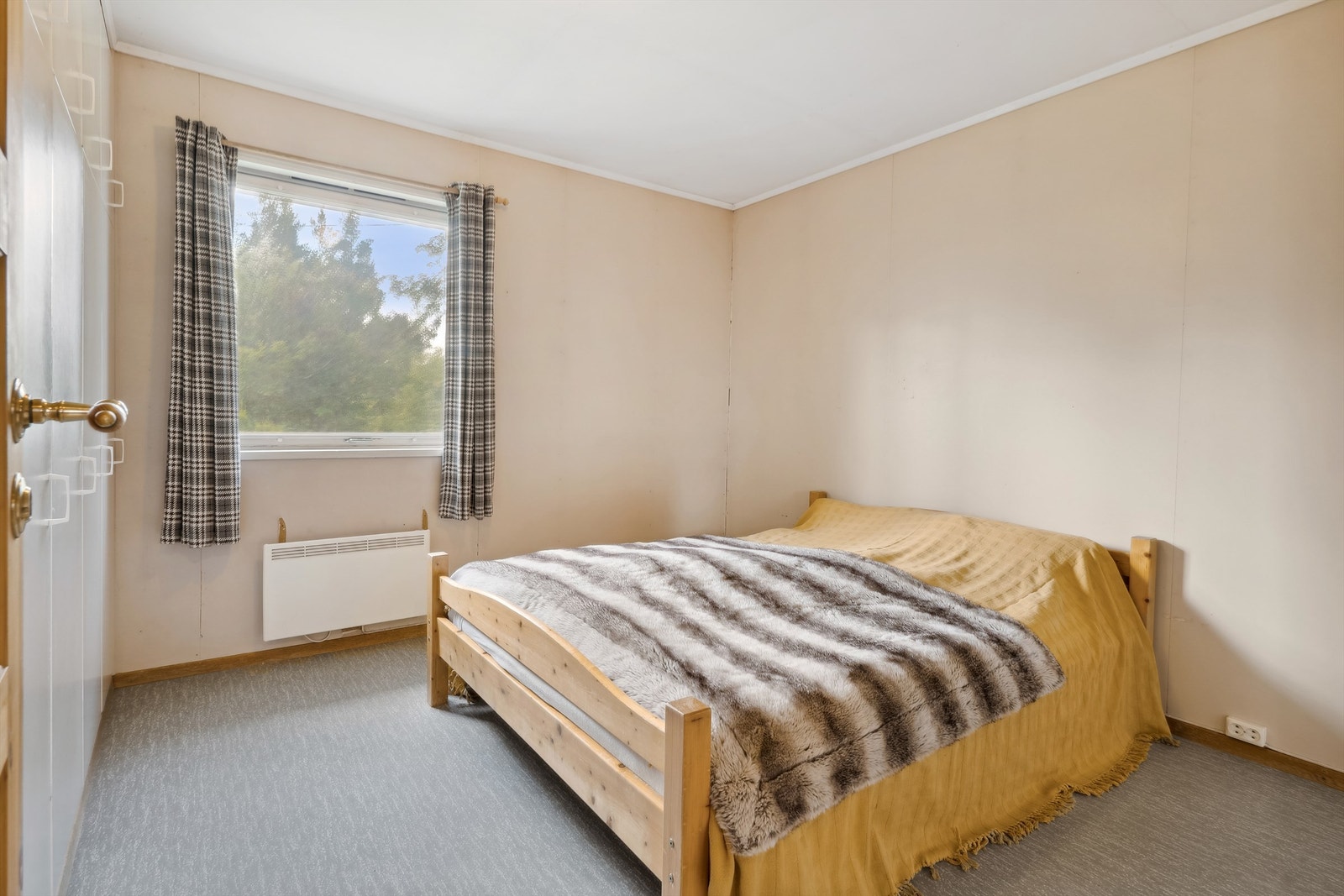 Boligen består av to gode og godkjente soverom. Dagens eier har i tillegg benyttet flere av rommene til soverom uten at disse er godkjent til dette. Galleribilde