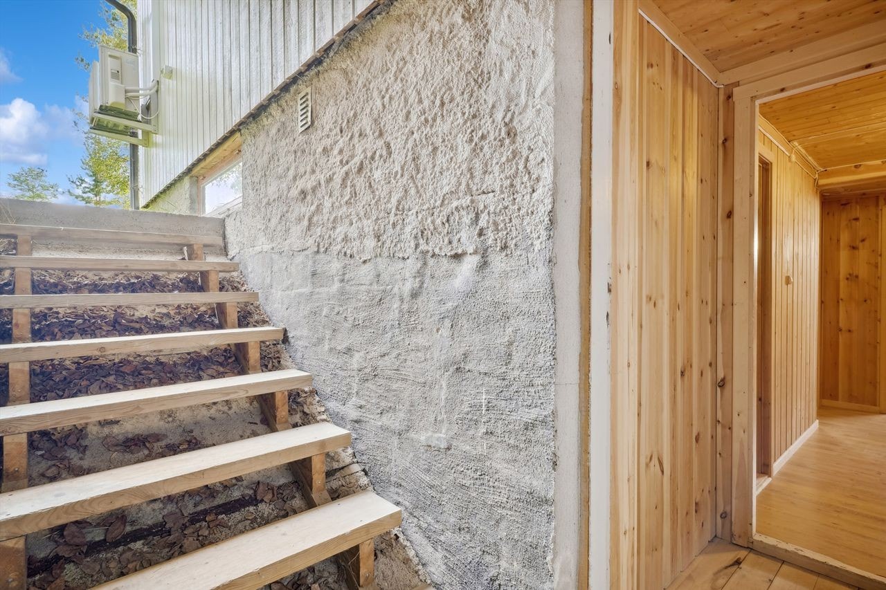 Påbygget kjellerinngang i 1998. Denne er bygget opp i bindingsverk på støpt kjellermur og bekledd med stående kledning. Galleribilde