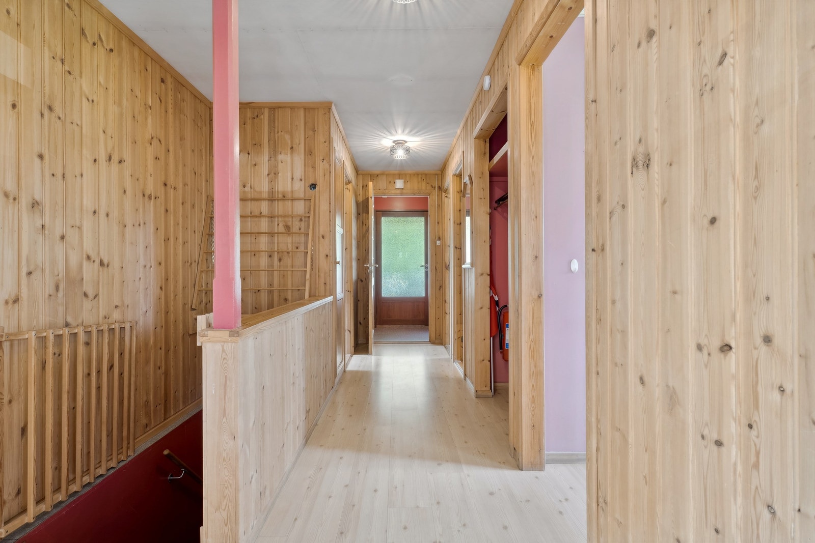 Boligens første etasje består av entré, gang, 2 soverom , baderom, bod, kjøkken og stue. Kjelleretasjen består av gang, bad, boder, 3 innredede rom og entrè. Galleribilde