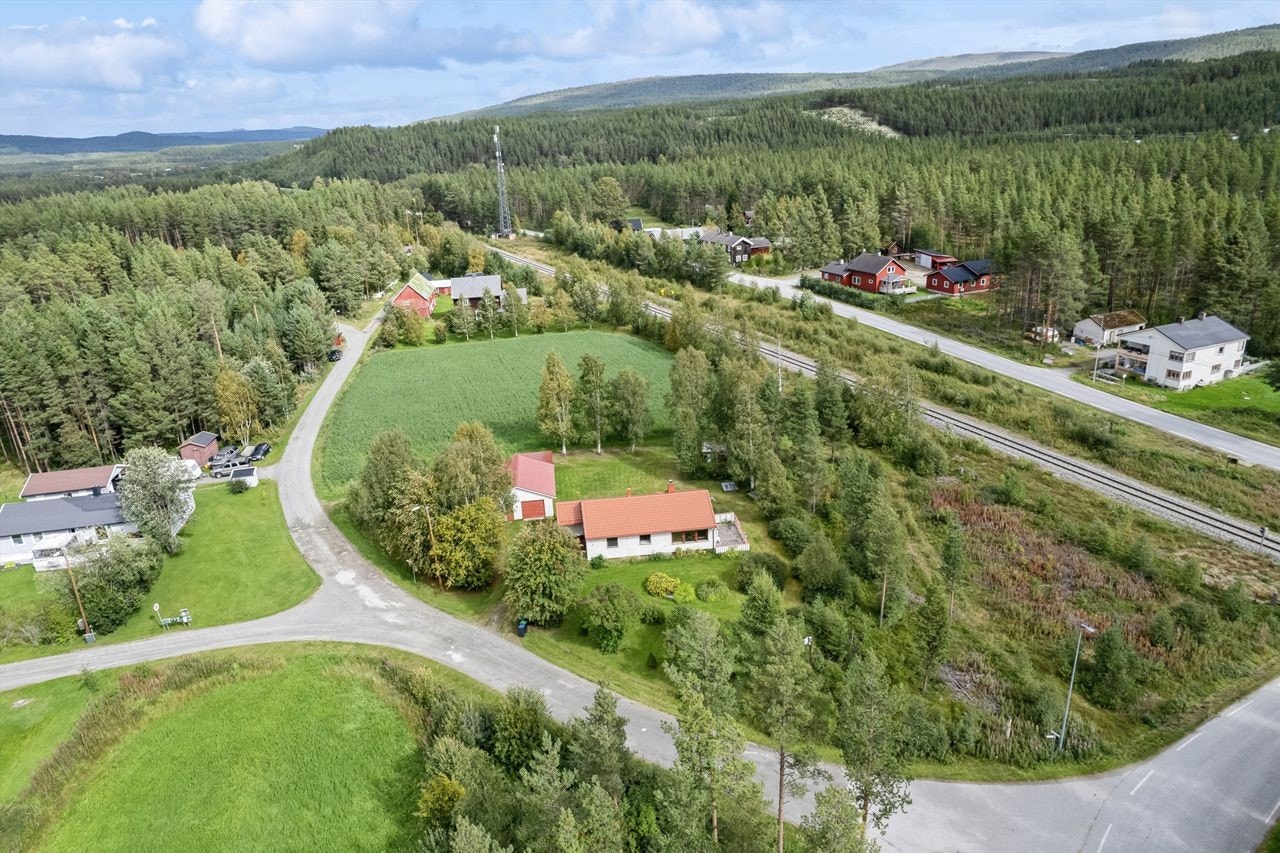 Tunet til eiendommen ligger ved Telnesmoen boligfelt på Telneset. Galleribilde