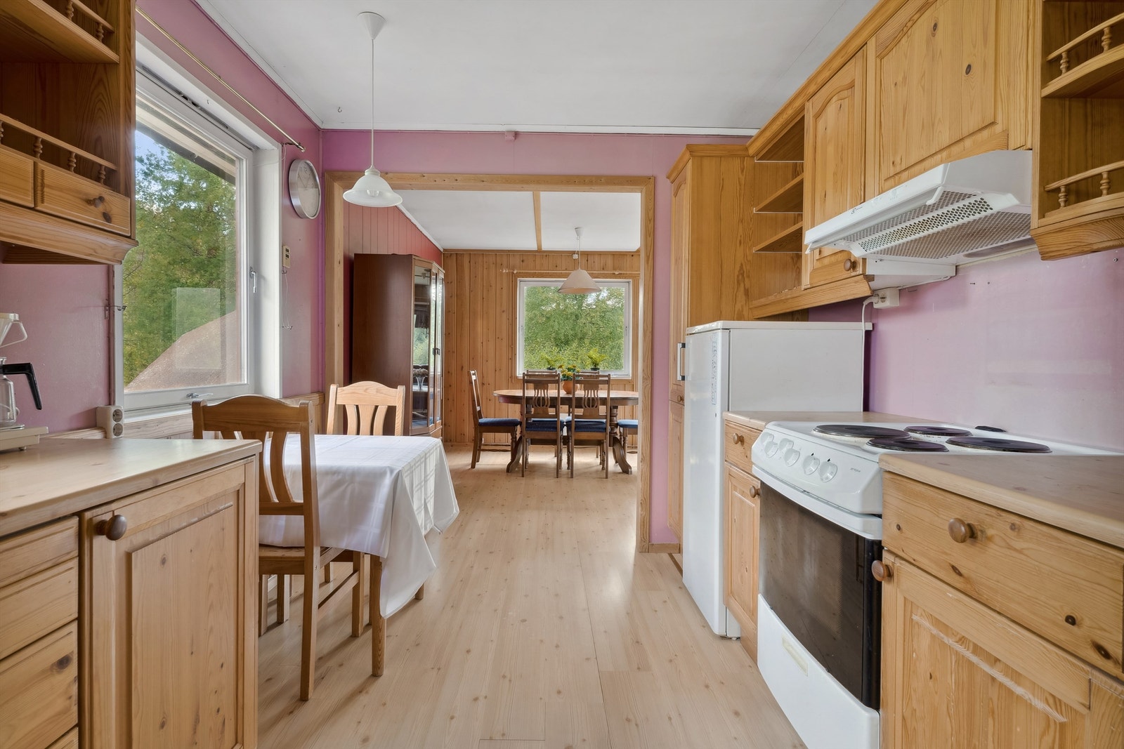 Kjøkkenet er innredet med heltre profilerte fronter. Benkeplaten i laminat og har en nedfelt vask med tørkebeslag. Galleribilde