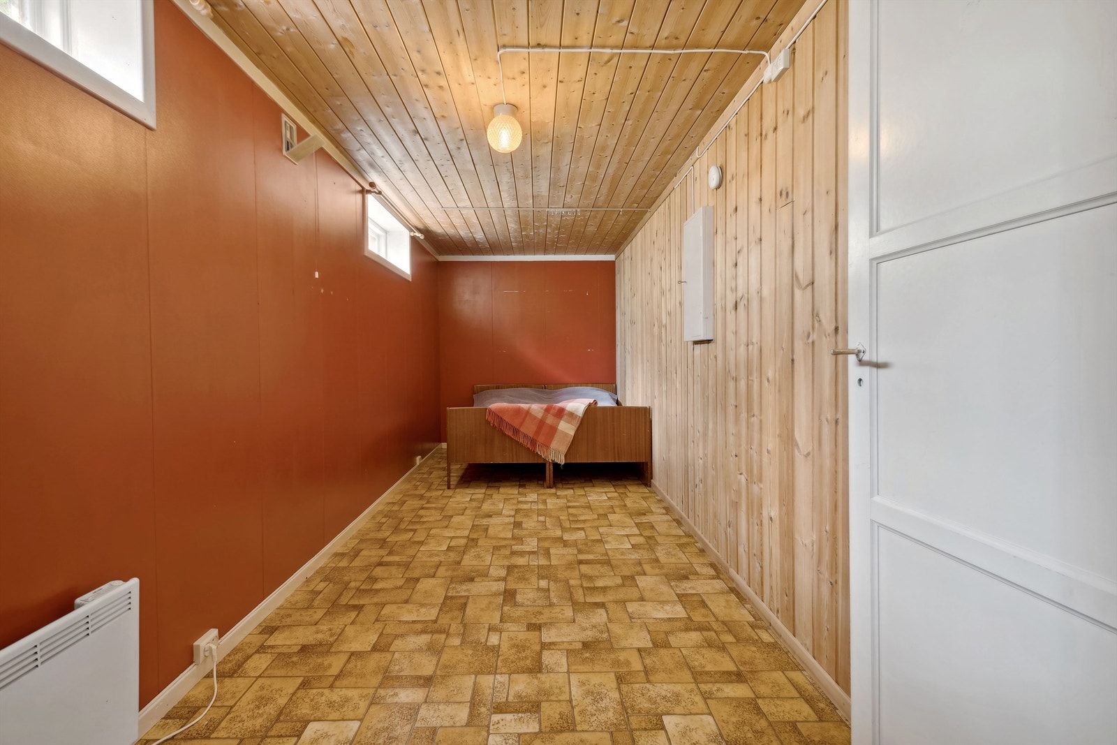 Innredet rom kjeller som ikke er godkjent til varig opphold Galleribilde