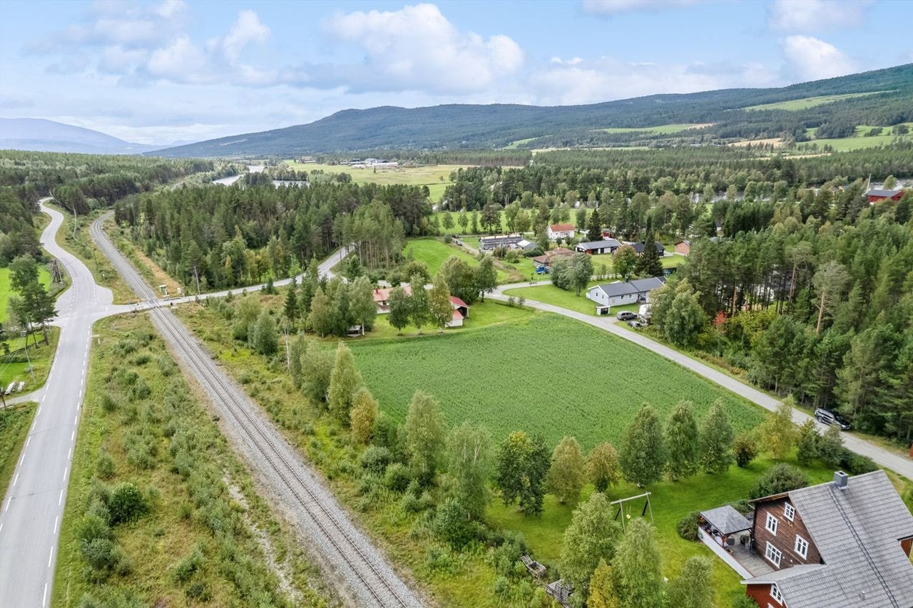 Eiendommen ligger rett ved et etablert boligområde. Galleribilde