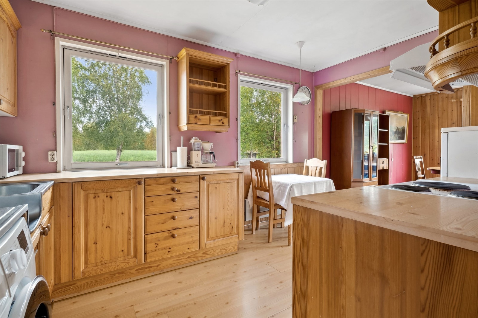 Kjøkkenet har godt med skap og benkeplass. Galleribilde