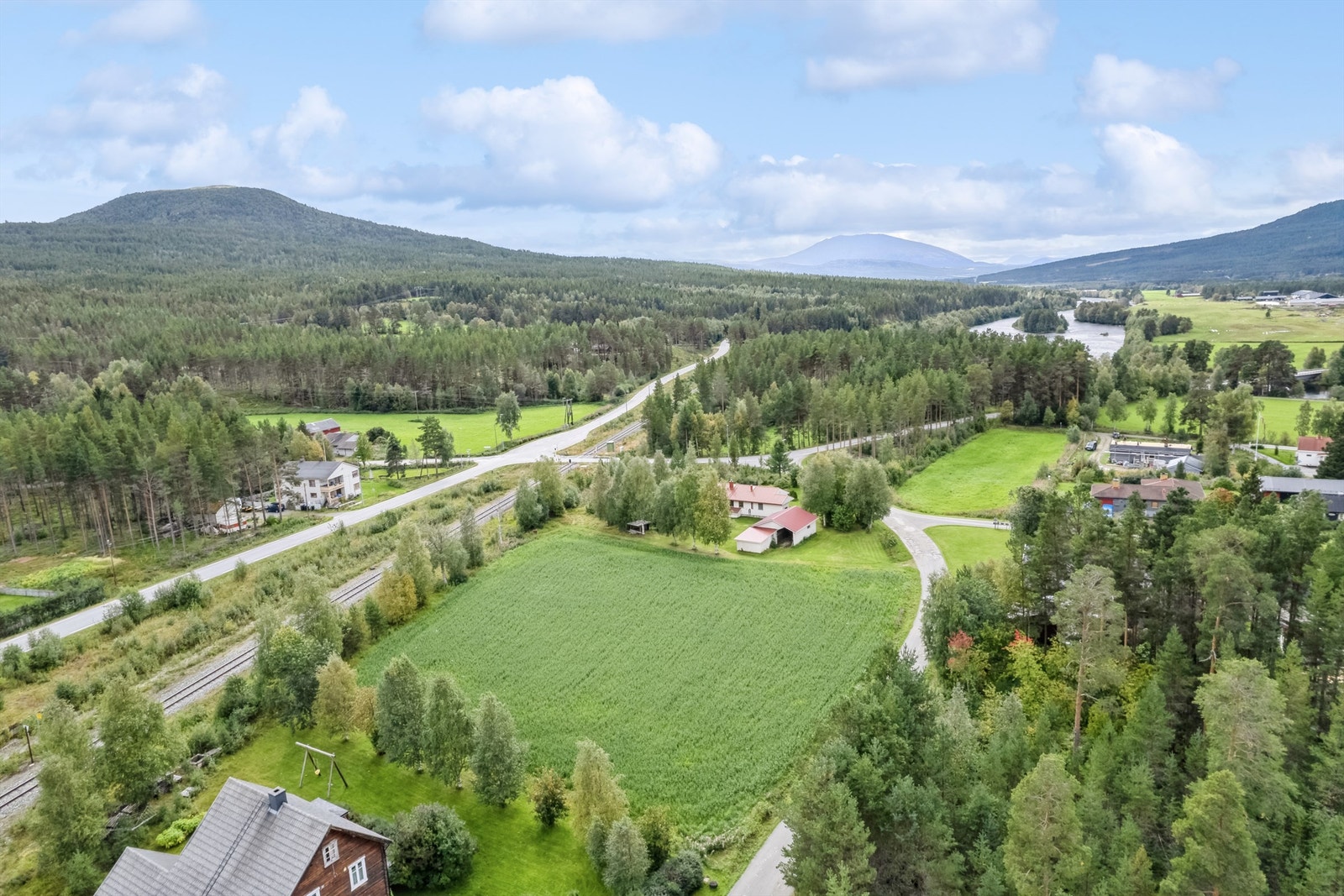 Eiendommen ligger på Telneset. 10 minutters kjøretur fra Tynset sentrum. Et område med boliger og landbruk. Galleribilde