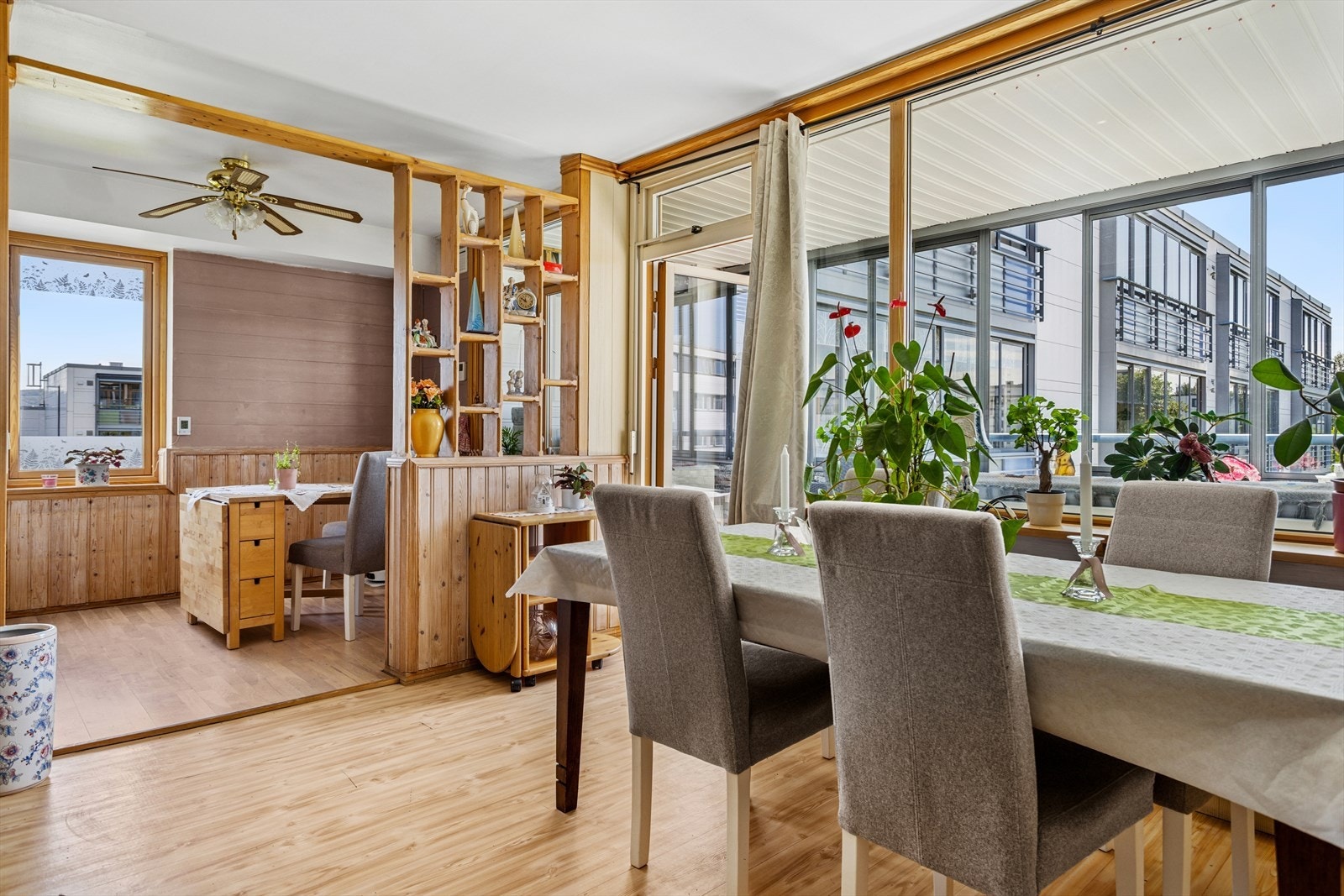 God plass til spisebord på stue ved kjøkkenet Galleribilde