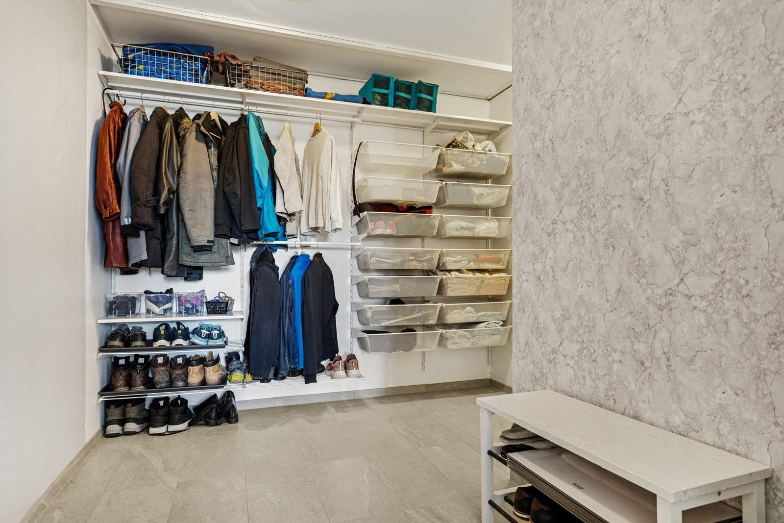 Romslig gang med god plass til å henge fra seg alt av yttertøy. Galleribilde