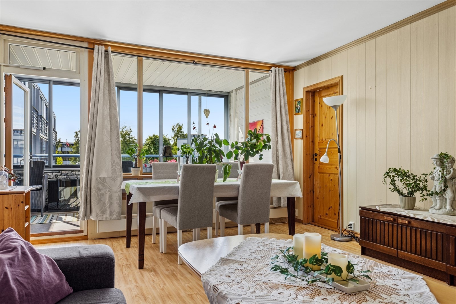 Stuen har store vindusflater som slipper inn rikelig med natulig lys. Galleribilde