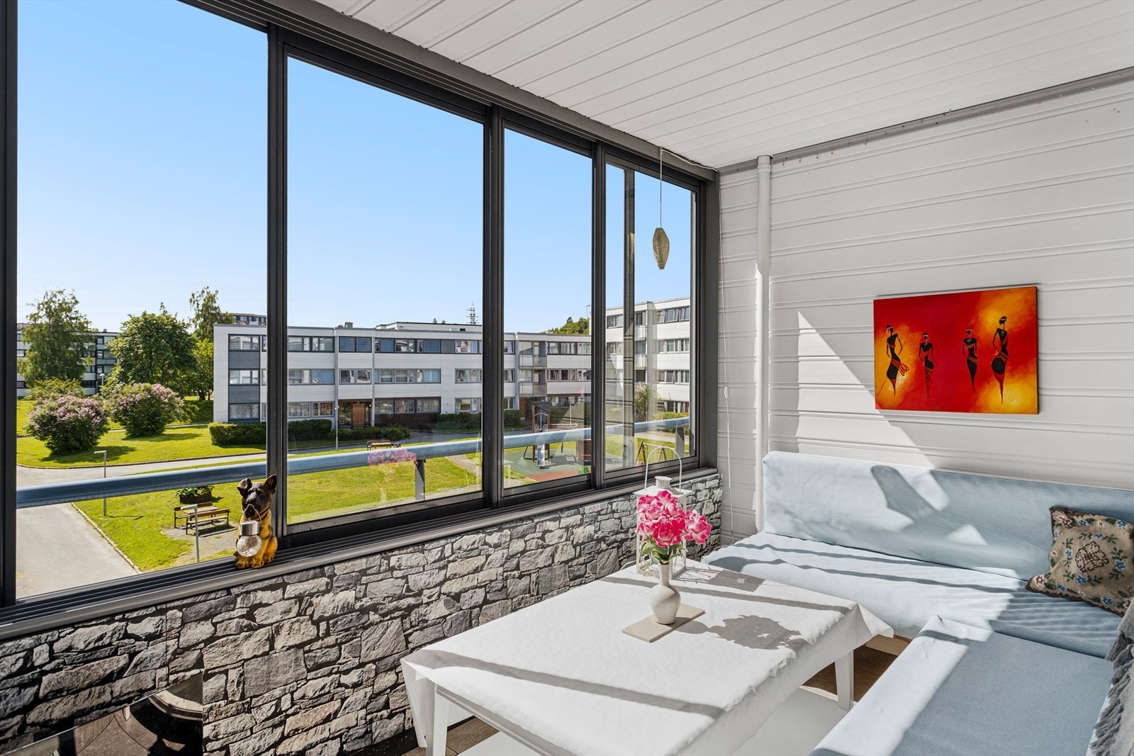 Boligen har en romslig innglasset balkong med ettermiddagssol Galleribilde