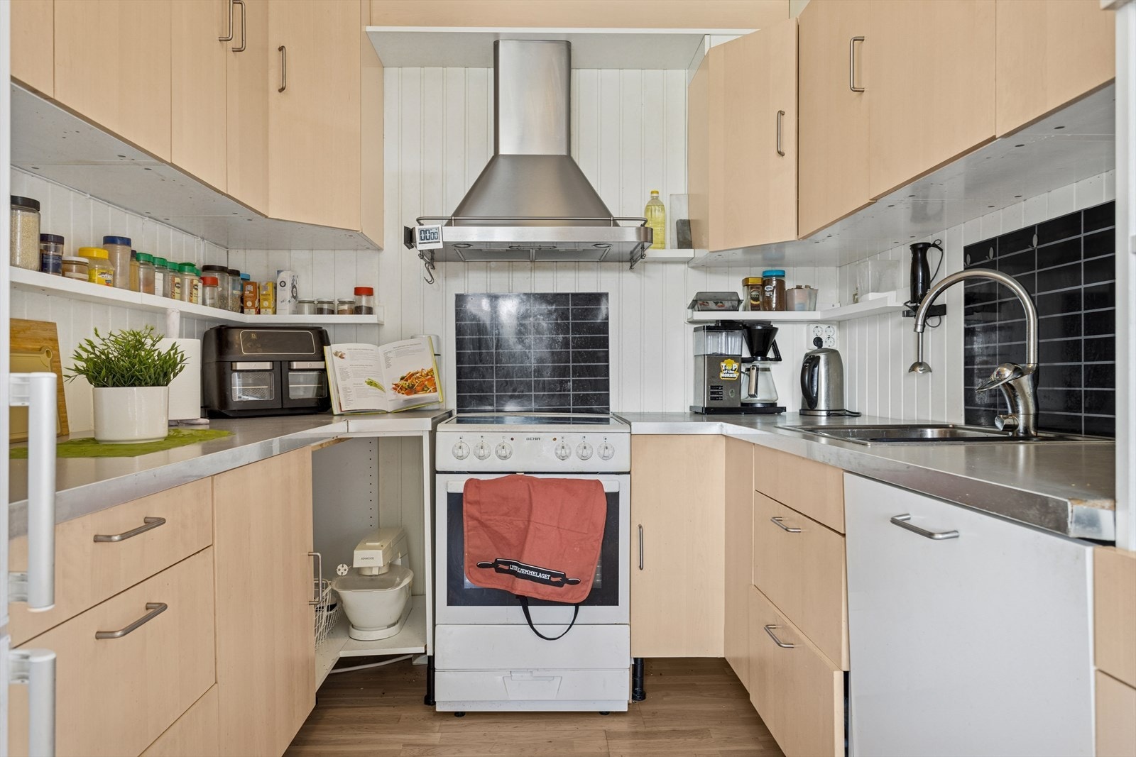 Kjøkken - her har du godt med skap- og skuffeplass. Galleribilde