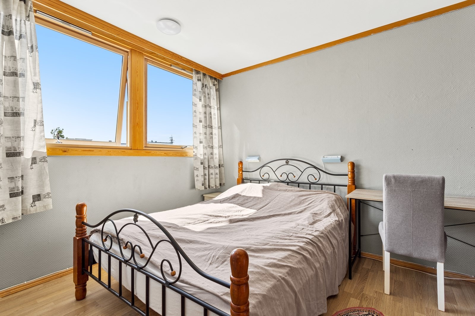 Soverommet er av god størrelse og her slippes det inn godt med dagslys fra de store vindusflatene. Galleribilde