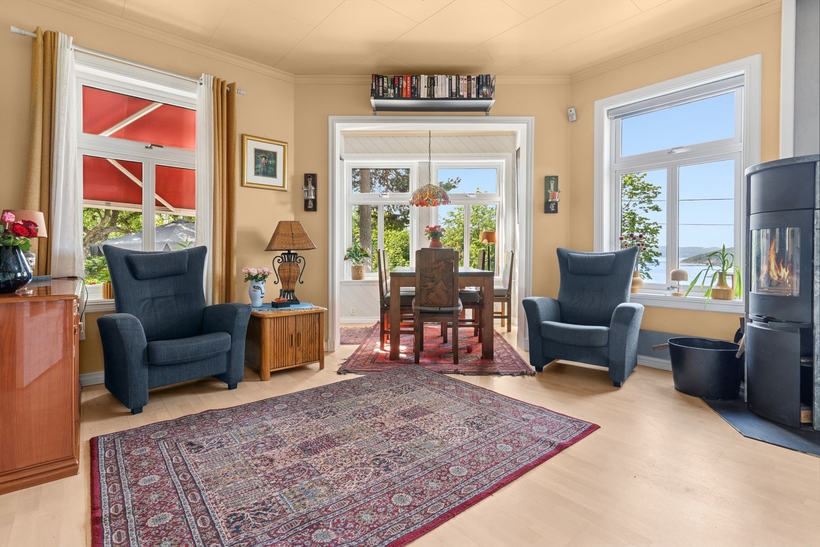 Romslig stue med store vindusflater gir rikelig med naturlig lys inn i rommet. Her kan man sitte i sofaen og nyte fjordutsikt. Galleribilde