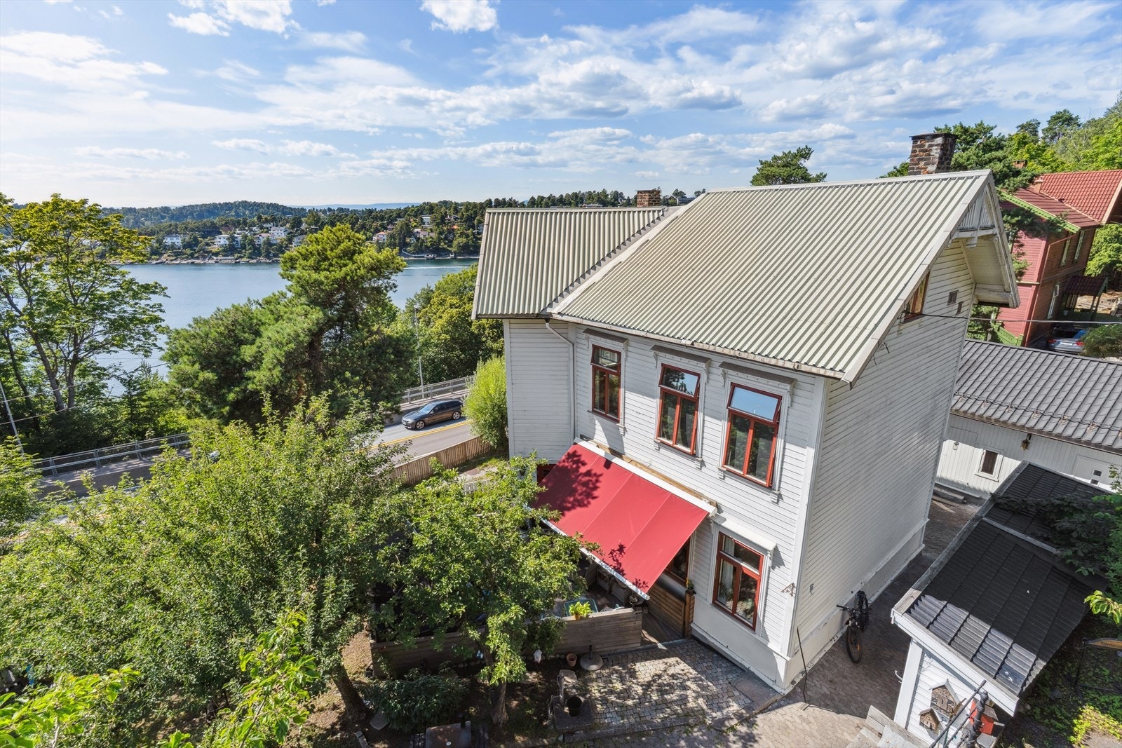 Eiendommen ligger i skrånende terreng og er opparbeidet med flere nivåer og delvis naturtomt. Internveier rundt huset er belagt med belegningsstein. Galleribilde