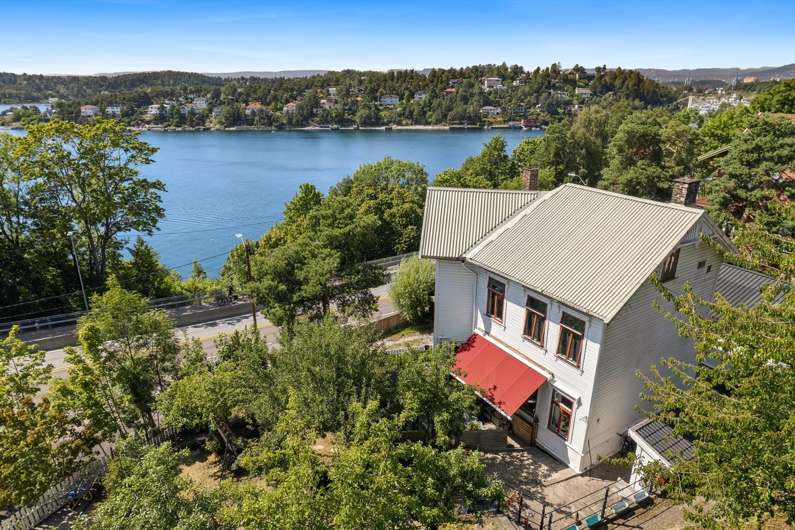 Beliggende med fantastisk utsikt mot fjorden og øyene! Umiddelbar nærhet til Nordstrand bad. Galleribilde