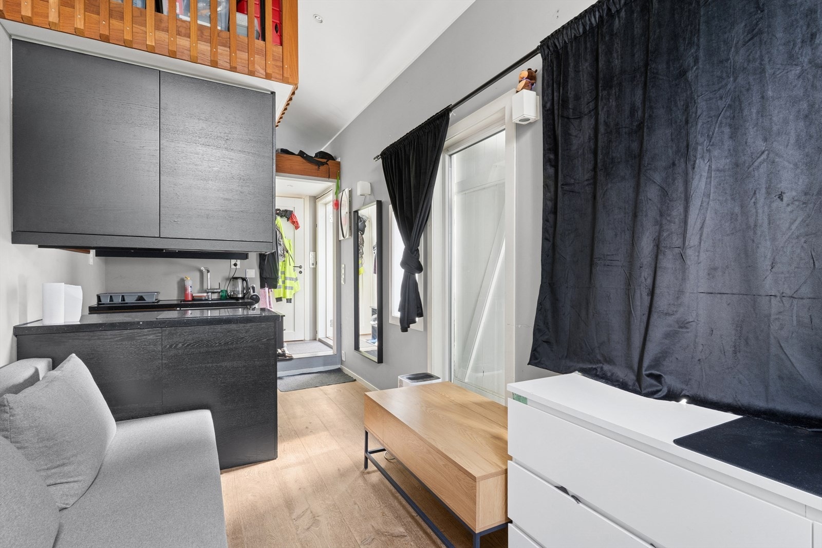 Annekset har hems med god oppbevaringsplass. Galleribilde