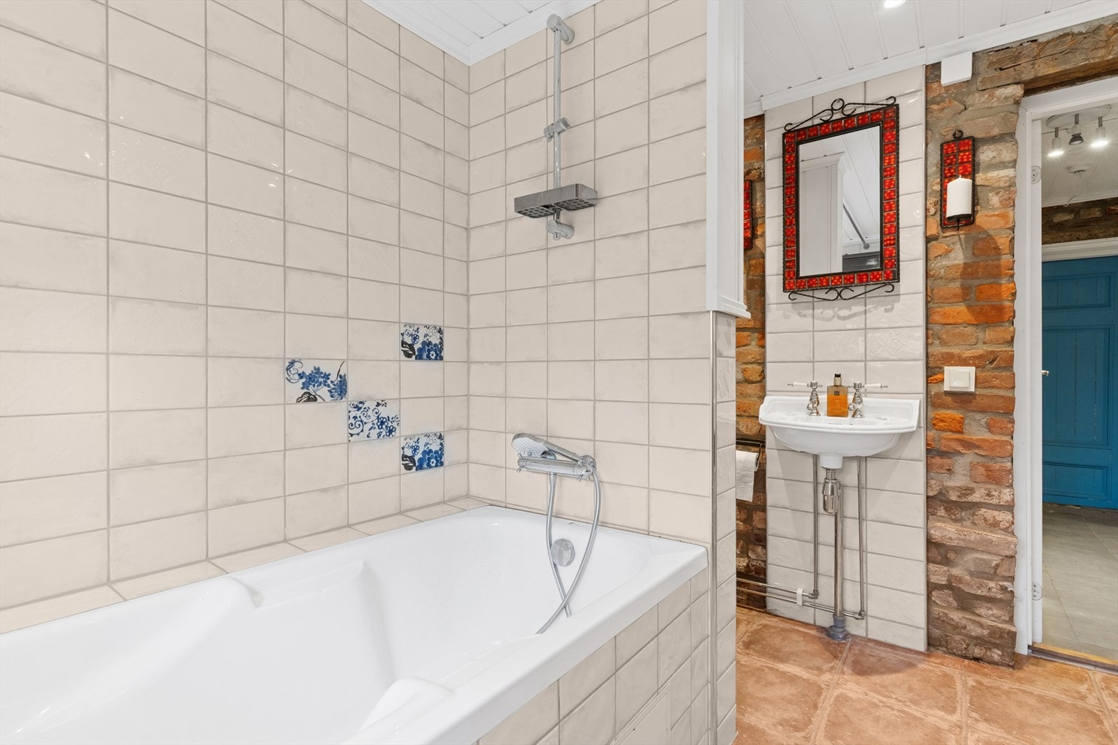 Badet er utvidet fra opprinnelig toalett mot tilleggsdel (byggemeldt "div)". Dette er ikke bruksendret. Galleribilde