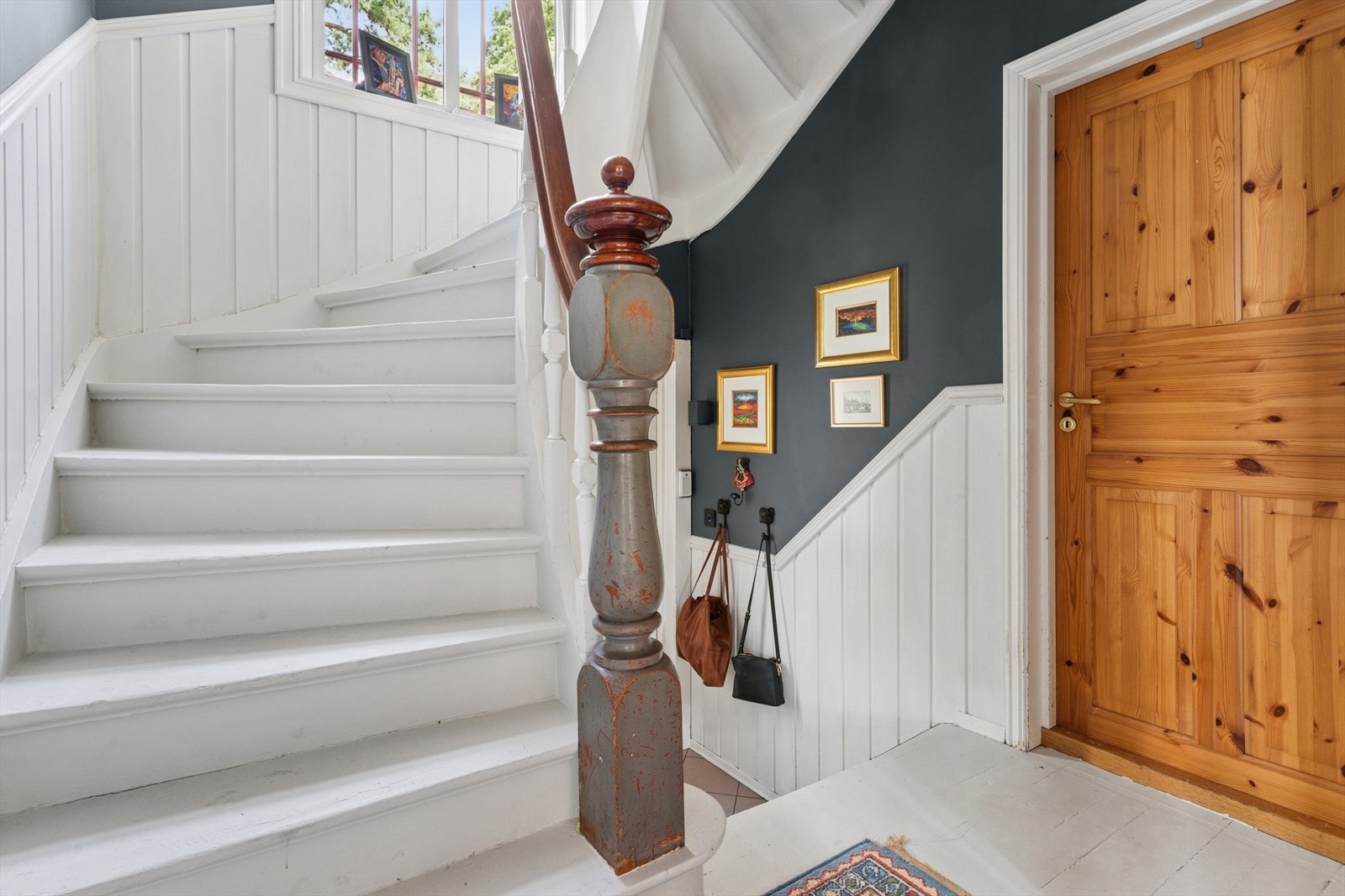 Flott, original trapp mellom etasjene. Galleribilde