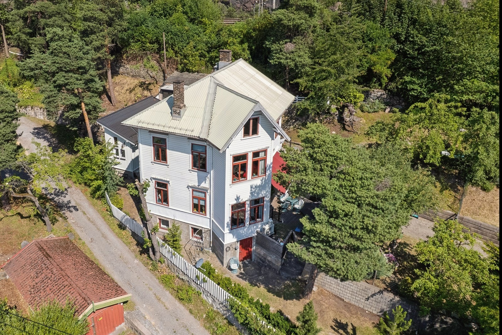 Lys og klassisk fasade. Opprinnelige terrassser er bygget inn. Galleribilde