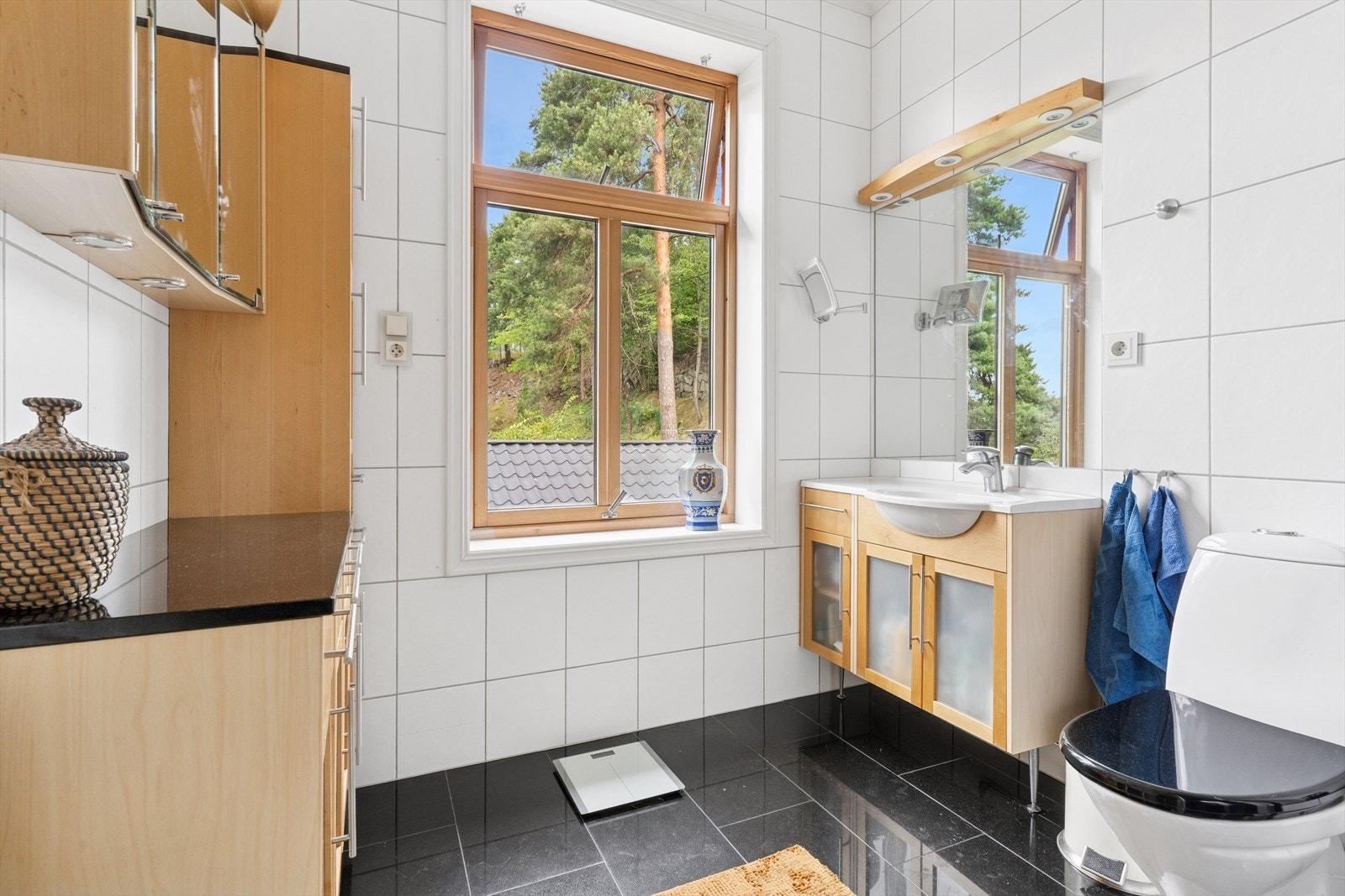 Pent flislagt bad med gulvvarme. God oppbevaringsplass i baderomsinnredning. Galleribilde