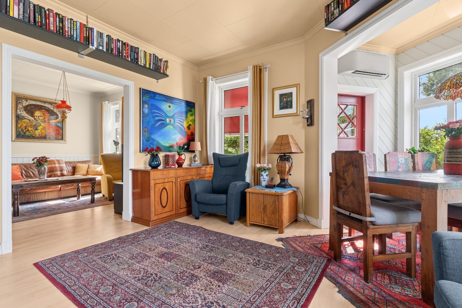 Stor stue med god takhøyde. Store vinduer slipper inn rikelig med lys. Galleribilde