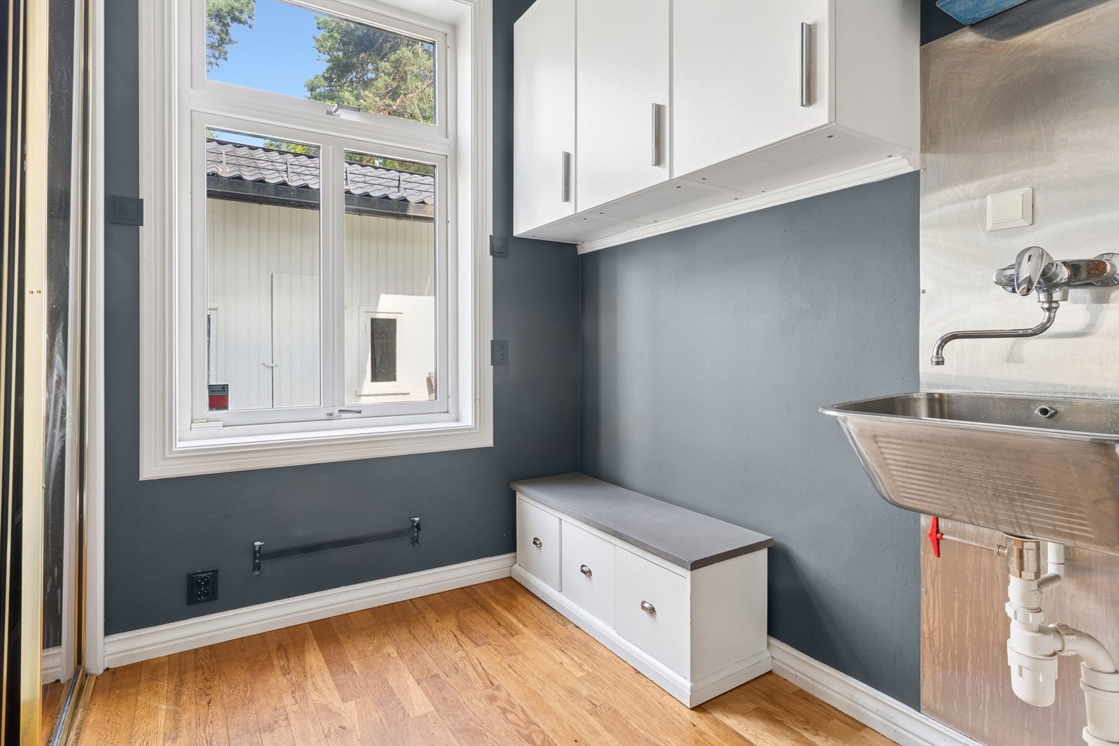 I direkte tilknytning til entreen, er det et rom som i dag benyttes som garderoberom. Rommet har vask og var opprinnelig bygget som kjøkken. Galleribilde