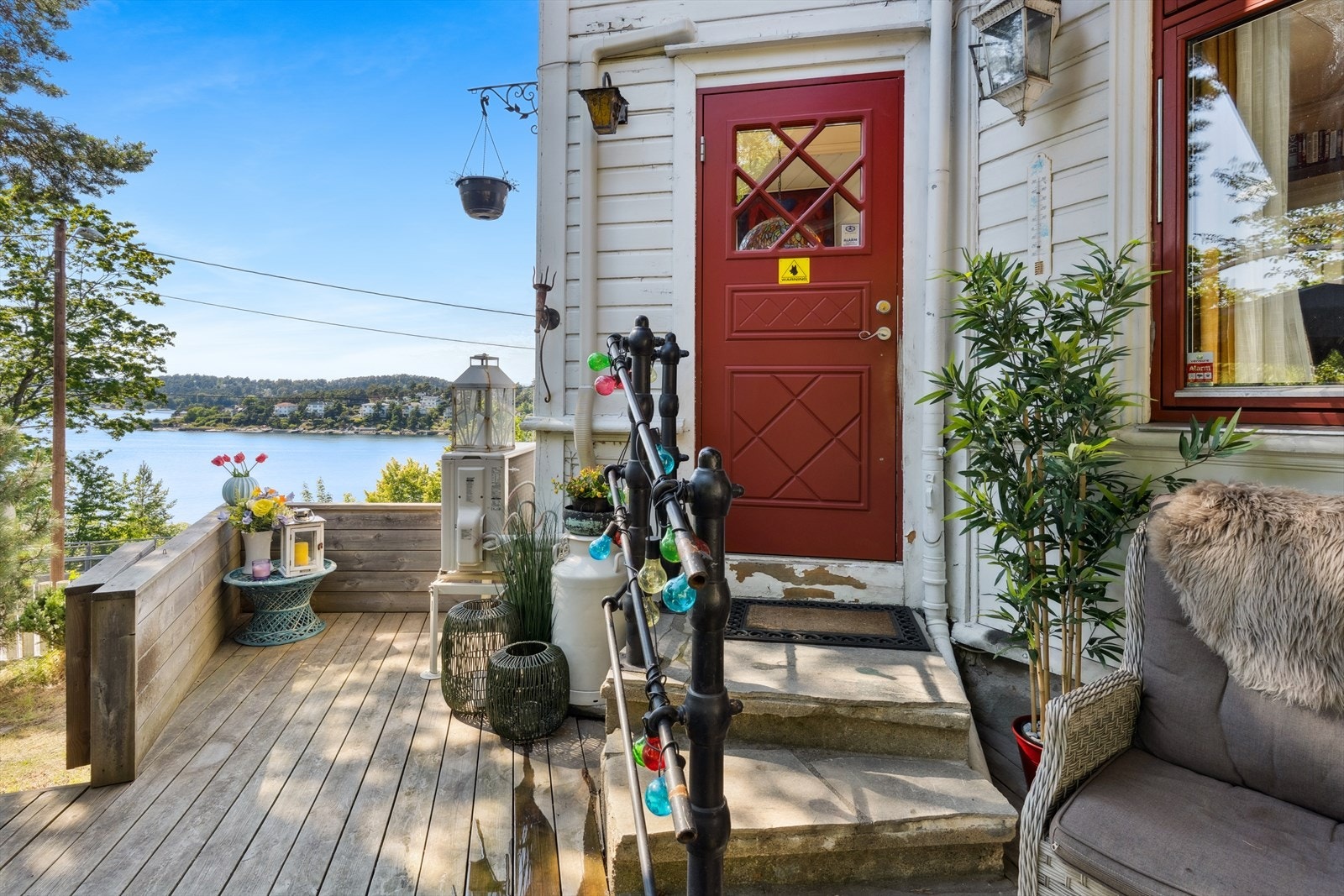 Utgang til tomten fra spisestuen. Galleribilde