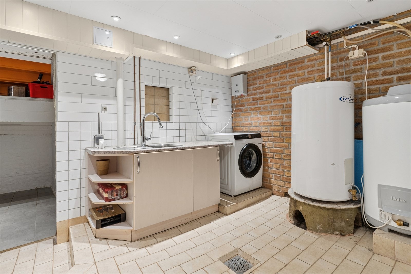 Opplegg for vaskemaskin. Varmtvannstankene er på ca. 200 og 120 liter. Det er gulvsluk i rommet. Galleribilde