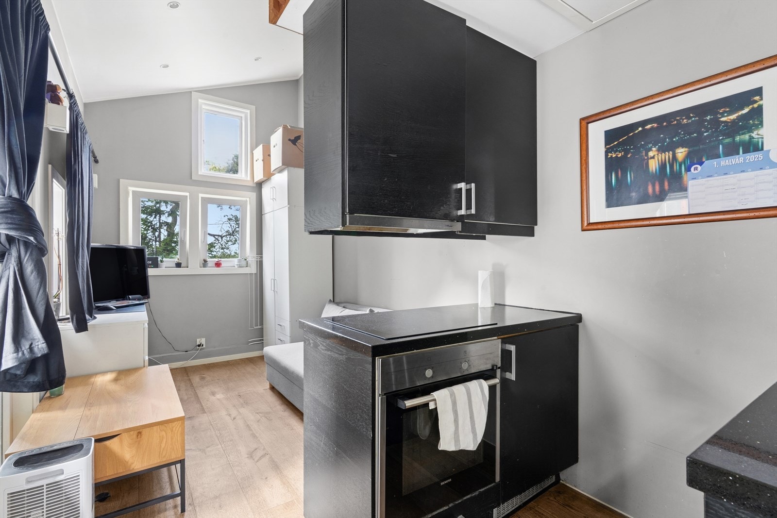 Annekset har kjøkkeninnredning med glatte fronter. Benkeplate med oppvaskkum i rustfritt stål. Opplegg for vaskemaskin, platetopp og stekeovn. Bruken er ikke byggemeldt/bruksendret. Galleribilde